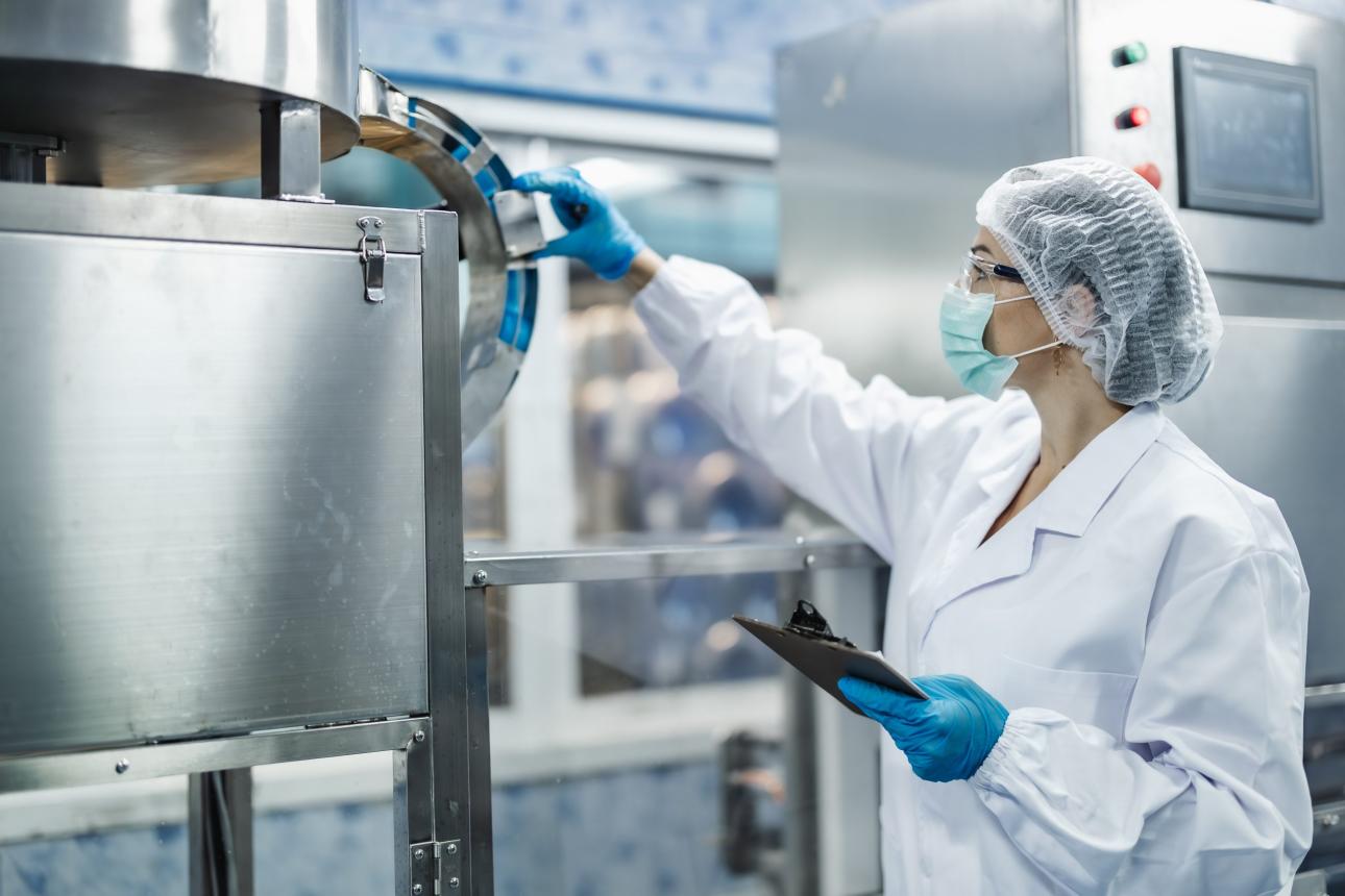 Keeping Production Floors Clean: How Absorbents Support Food & Beverage Safety Standards